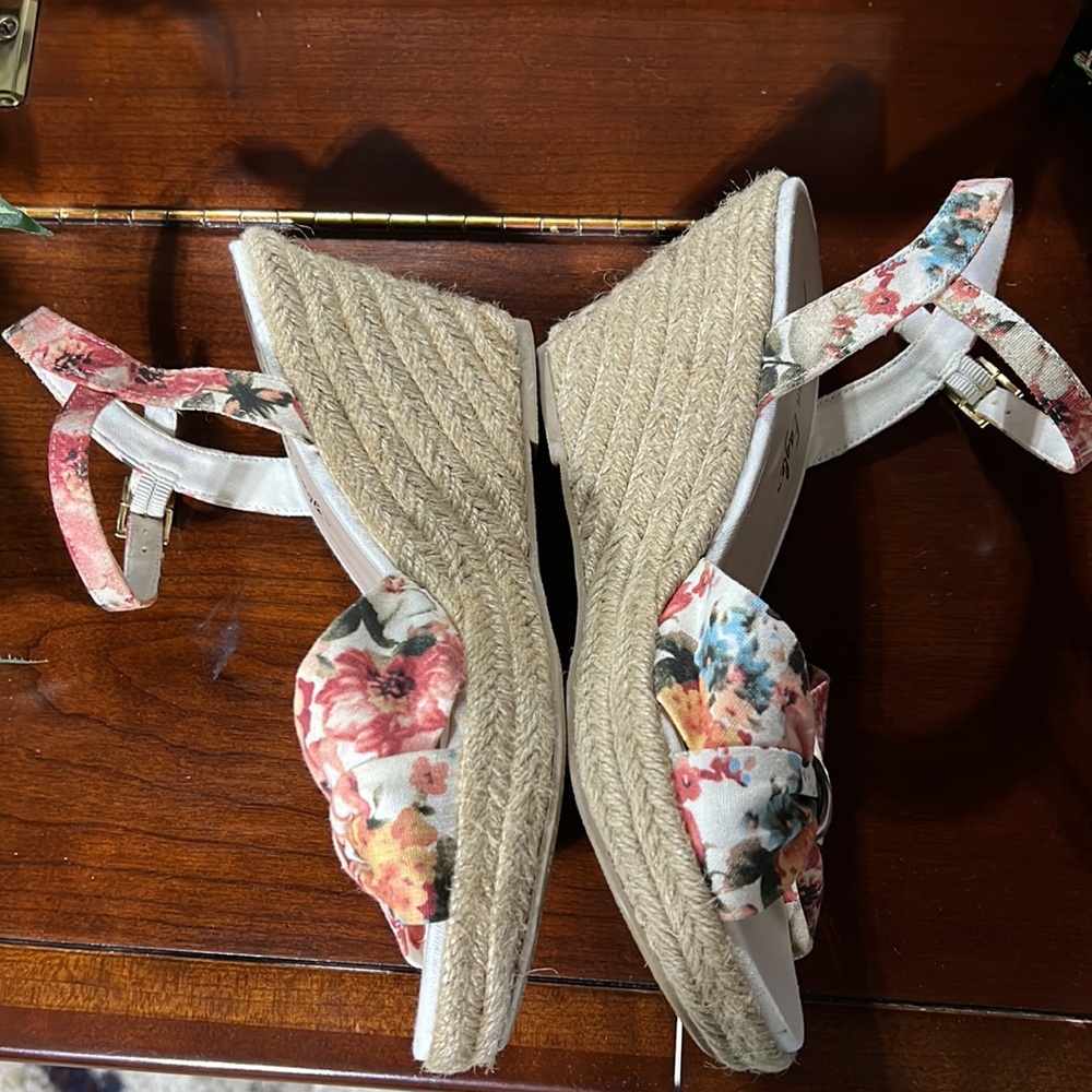 Floral wedge Sandal - Picture 3 of 4